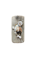 Įkelti vaizdą į galerijos peržiūros priemonę, Keramikos miniatiūra ŽYDINTIS ANGELAS ant medinės lentelės