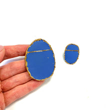 Įkelti vaizdą į galerijos peržiūros priemonę, Dideli asimetriški ovalūs mėlyno porceliano auskarai
