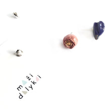 Įkelti vaizdą į galerijos peržiūros priemonę, Ceramic FLORA earrings (daisy and rose)