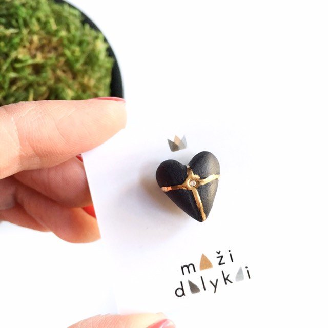 Black porcelain midi HEART pin