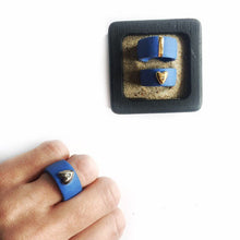 Įkelti vaizdą į galerijos peržiūros priemonę, Blue porcelain ring with a golden heart