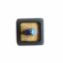 Įkelti vaizdą į galerijos peržiūros priemonę, Blue porcelain ring with a golden heart