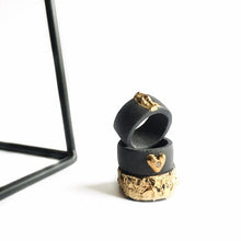 Įkelti vaizdą į galerijos peržiūros priemonę, Juodo porceliano žiedas su auksine širdimi