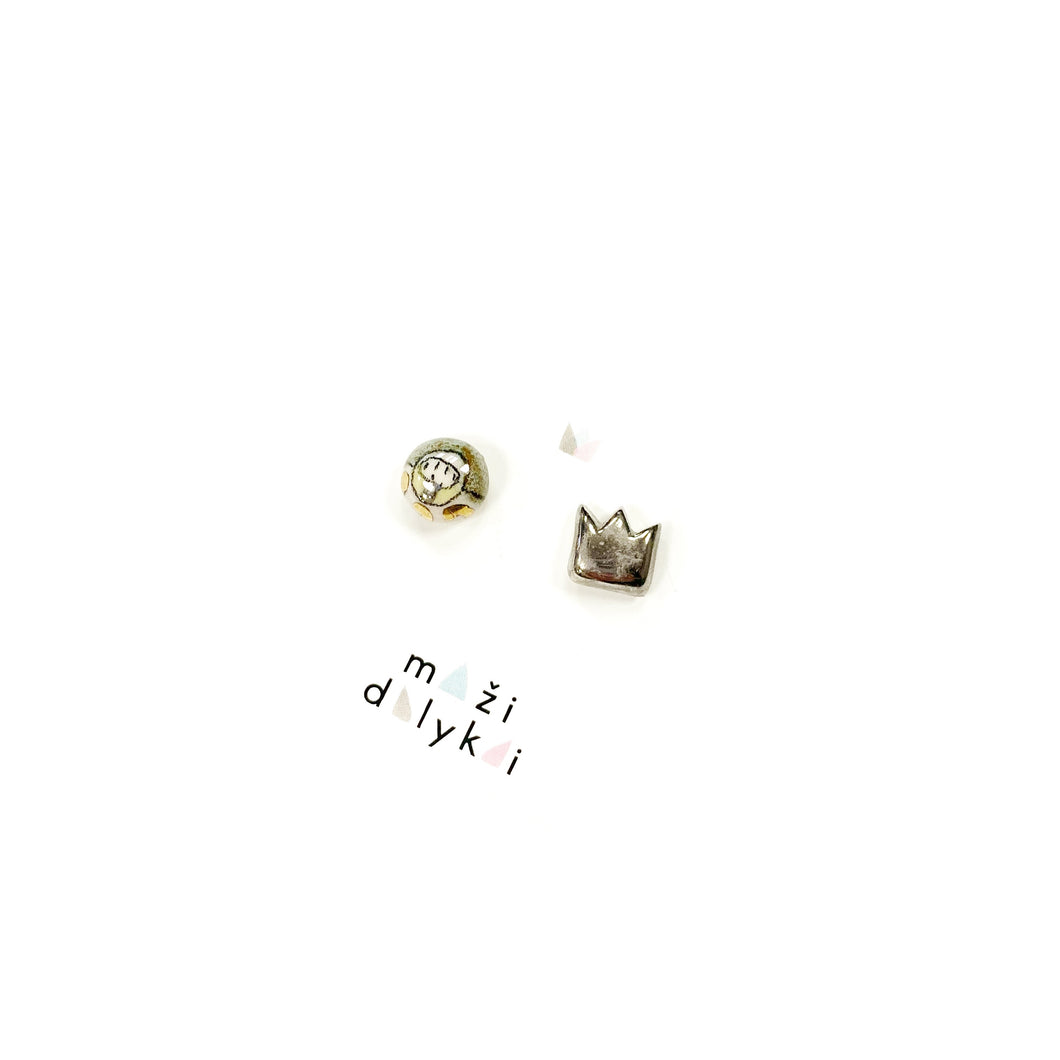 Mini ceramic earrings with s platinum crown 2