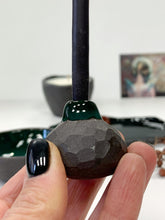 Įkelti vaizdą į galerijos peržiūros priemonę, Dark ceramic candle holder FACETED FIG malachit