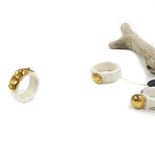 Įkelti vaizdą į galerijos peržiūros priemonę, Balto porceliano žiedas GOLDEN ISLAND