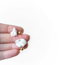 Įkelti vaizdą į galerijos peržiūros priemonę, White porcelain earrings OSTREA EDULIS AND ITS GOLDEN PEARL