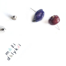 Įkelti vaizdą į galerijos peržiūros priemonę, Ceramic FLORA earrings (wine and daisy)