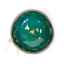 Įkelti vaizdą į galerijos peržiūros priemonę, Dark ceramic midi bowl with a golden heart
