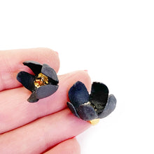Įkelti vaizdą į galerijos peržiūros priemonę, Black porcelain flower earrings APPLE BLOSSOMS