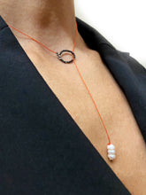 Įkelti vaizdą į galerijos peržiūros priemonę, Minimal style delicate necklace with pearls THE HOOP