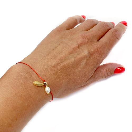 Minimal bracelet on a red string