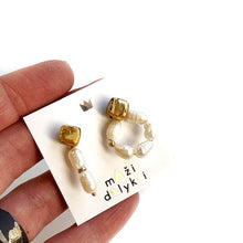 Įkelti vaizdą į galerijos peržiūros priemonę, Black porcelain and pearls mismatched earrings