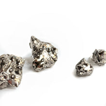 Įkelti vaizdą į galerijos peržiūros priemonę, &quot;PURE WATER&quot; black porcelain platinum plated earrings