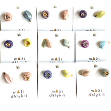 Įkelti vaizdą į galerijos peržiūros priemonę, Ceramic flower earrings &quot;MOM&#39;s DAY&quot;