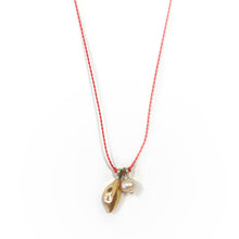 Įkelti vaizdą į galerijos peržiūros priemonę, Minimal ceramic leaf and pearl pendant