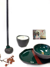 Įkelti vaizdą į galerijos peržiūros priemonę, Dark ceramic candle holder FACETED FIG malachit