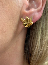 Įkelti vaizdą į galerijos peržiūros priemonę, Black porcelain flower earrings HYACINTH