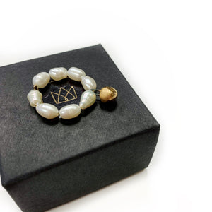 Pearls ring with a black porcelain bubble JOHANNES