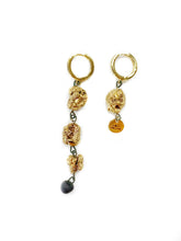 Įkelti vaizdą į galerijos peržiūros priemonę, Black porcelain long earrings PIECES OF GOLD