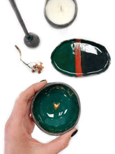 Įkelti vaizdą į galerijos peržiūros priemonę, Dark ceramic midi bowl with a golden heart