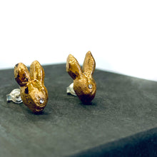 Įkelti vaizdą į galerijos peržiūros priemonę, Black porcelain rabbit earrings &quot;ALICE&#39;s GOLDEN FRIENDS&quot;