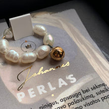 Įkelti vaizdą į galerijos peržiūros priemonę, Pearls ring with a black porcelain bubble JOHANNES