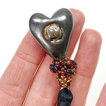 Įkelti vaizdą į galerijos peržiūros priemonę, Ceramic HEART brooch with a fringe