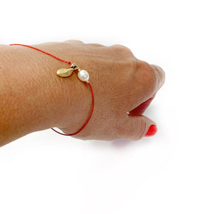 Minimal bracelet on a red string