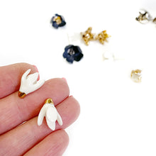 Įkelti vaizdą į galerijos peržiūros priemonę, White porcelain earrings SNOWDROPS