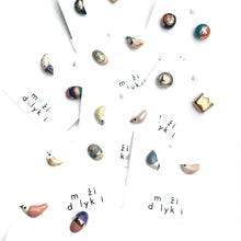 Įkelti vaizdą į galerijos peržiūros priemonę, Ceramic mismatched earrings “Peachy bird”