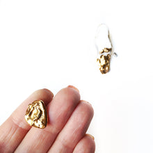 Įkelti vaizdą į galerijos peržiūros priemonę, White porcelain earrings GOLDEN OSTREA EDULIS