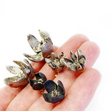 Įkelti vaizdą į galerijos peržiūros priemonę, Black porcelain flower earrings PLATINUM SAKURA