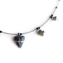 Įkelti vaizdą į galerijos peržiūros priemonę, Black heart porcelain necklace